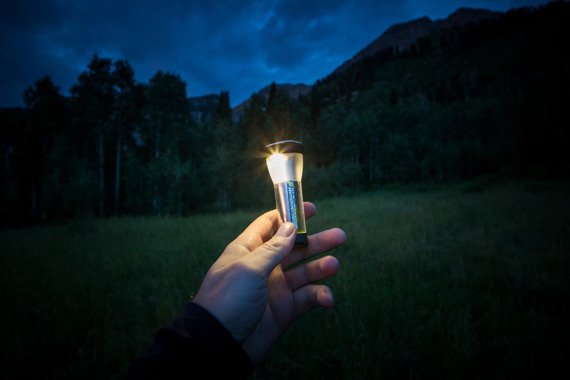 Lighthouse Micro Charge lampka z możliwością ładowania przez USB, funkcją latarki oraz power banku.