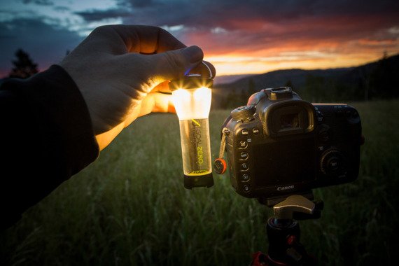 Lighthouse Micro Charge lampka z możliwością ładowania przez USB, funkcją latarki oraz power banku.