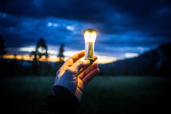 Lighthouse Micro Charge lampka z możliwością ładowania przez USB, funkcją latarki oraz power banku.