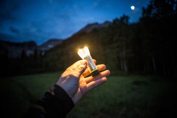 Lighthouse Micro Charge lampka z możliwością ładowania przez USB, funkcją latarki oraz power banku.