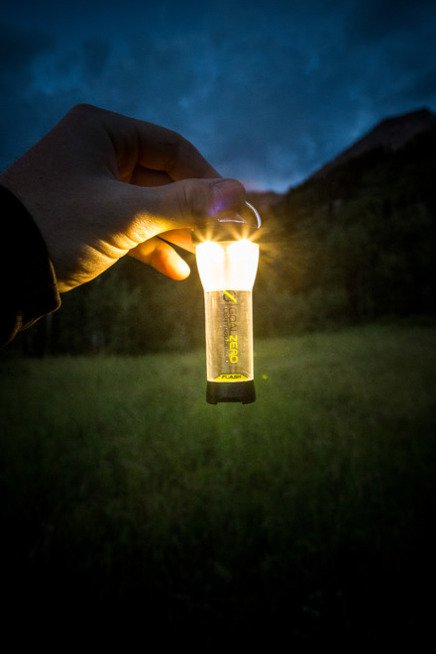 Lighthouse Micro Charge lampka z możliwością ładowania przez USB, funkcją latarki oraz power banku.